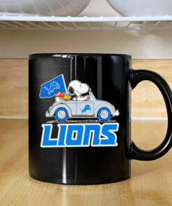 Snoopy and Woodstock driving car Detroit Lions Mug 2024