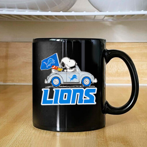 Snoopy and Woodstock driving car Detroit Lions Mug 2024