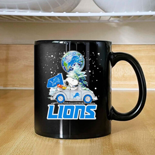 Snoopy driving car snow Detroit Lions Mug 2024