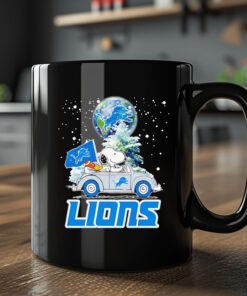 Snoopy driving car snow Detroit Lions Mug 20242