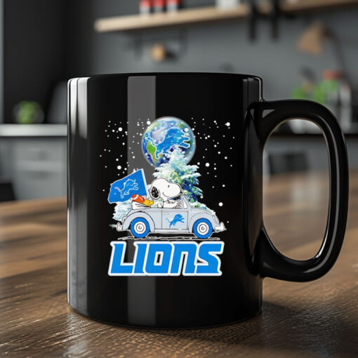 Snoopy driving car snow Detroit Lions Mug 20242