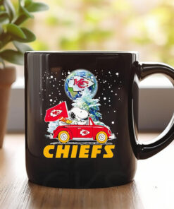 Snoopy driving car snow Kansas City Chiefs Mug 20241