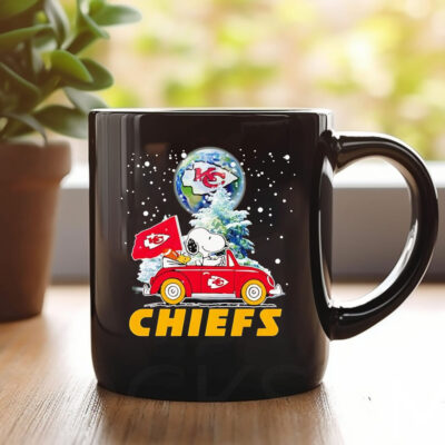 Snoopy driving car snow Kansas City Chiefs Mug 20241