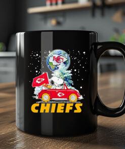 Snoopy driving car snow Kansas City Chiefs Mug 20242