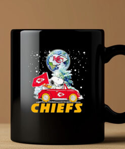 Snoopy driving car snow Kansas City Chiefs Mug 20243