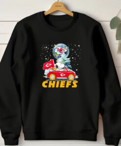 Snoopy driving car snow Kansas City Chiefs T-shirt 20241