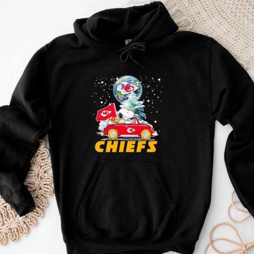 Snoopy driving car snow Kansas City Chiefs T-shirt 202433